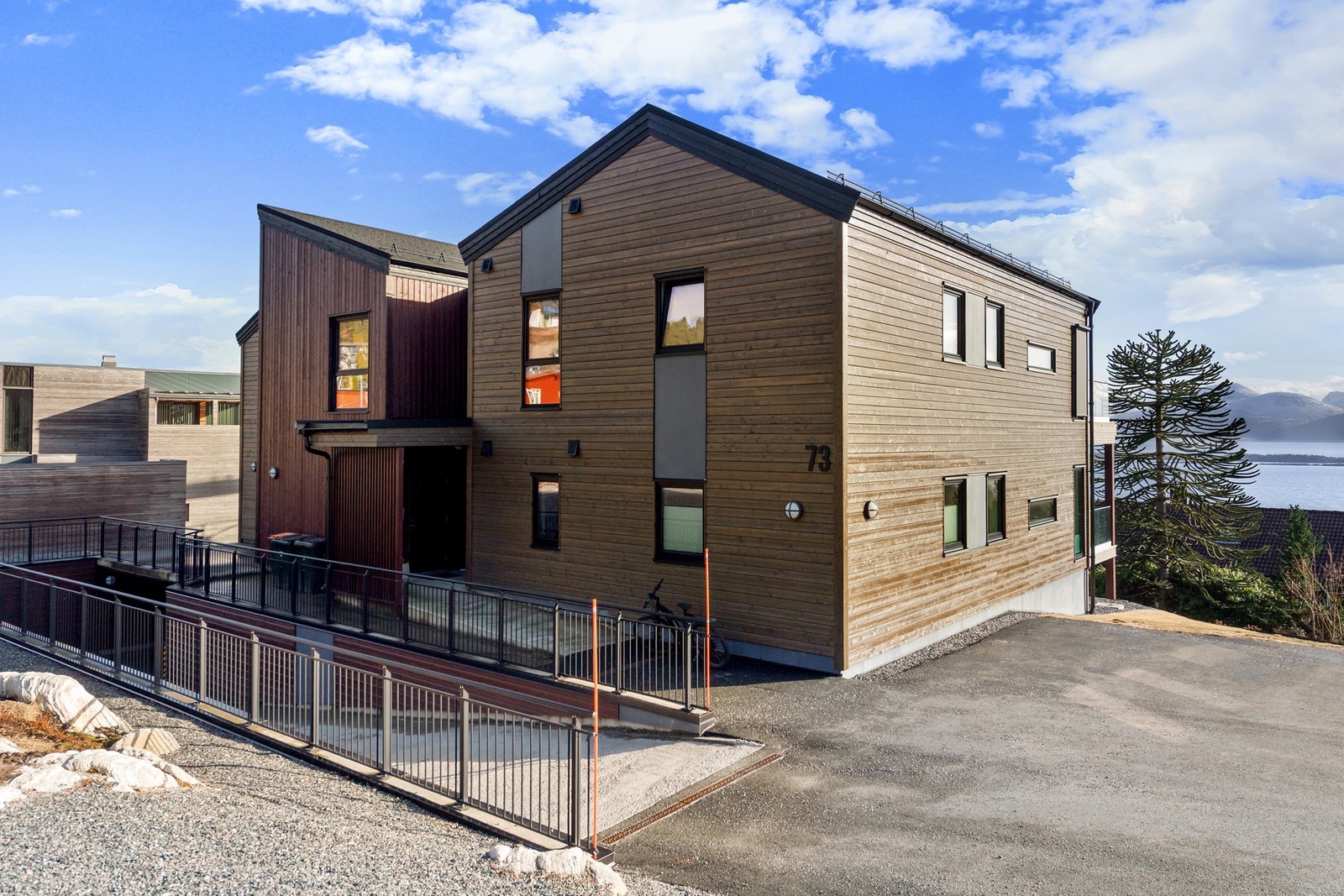 Sameiet er gjennomført med pent opparbeidede uteområder og asfalterte parkeringsplasser. Adkomst til parkeringskjeller via asfaltert nedkjøring med varmekabler, som sørger for snø- og isfri innkjøring vinterstid. Galleribilde