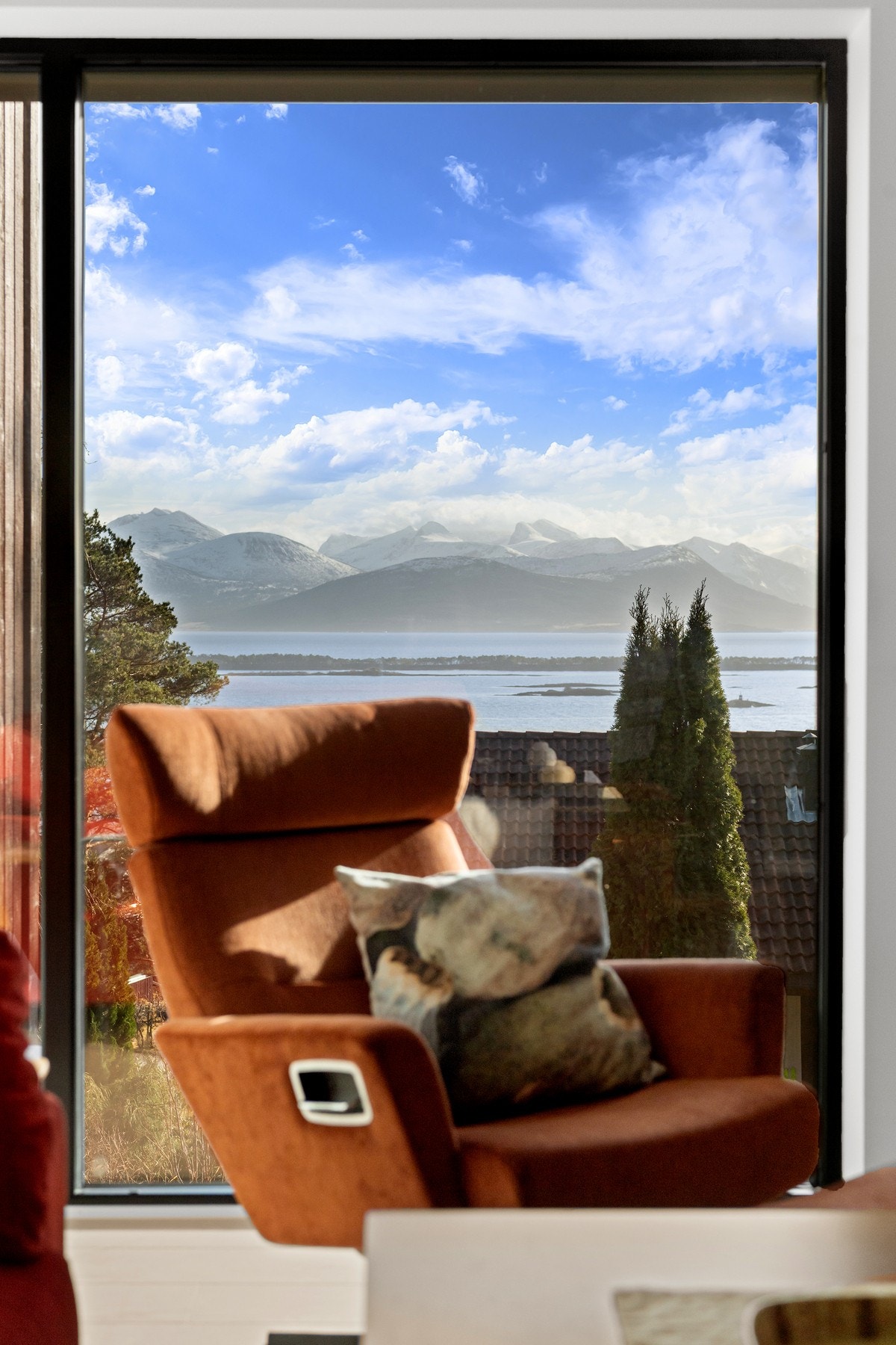 Leiligheten byr på store sørvendte vindusflater med fin utsikt. Galleribilde