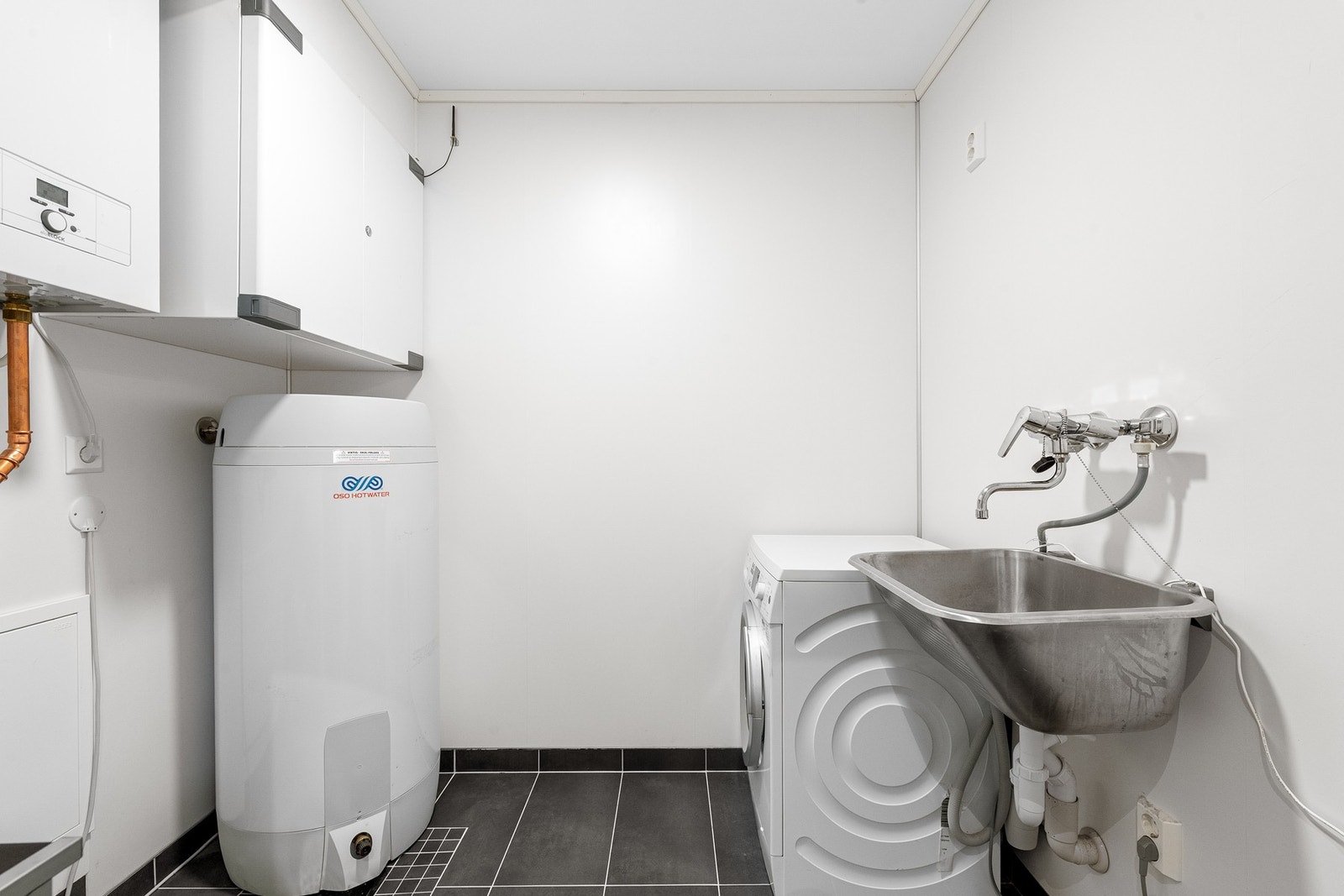 Vaskerommet har flislagt gulv og gode arbeidsflater som gjør det praktisk til både vask og daglige gjøremål. Galleribilde