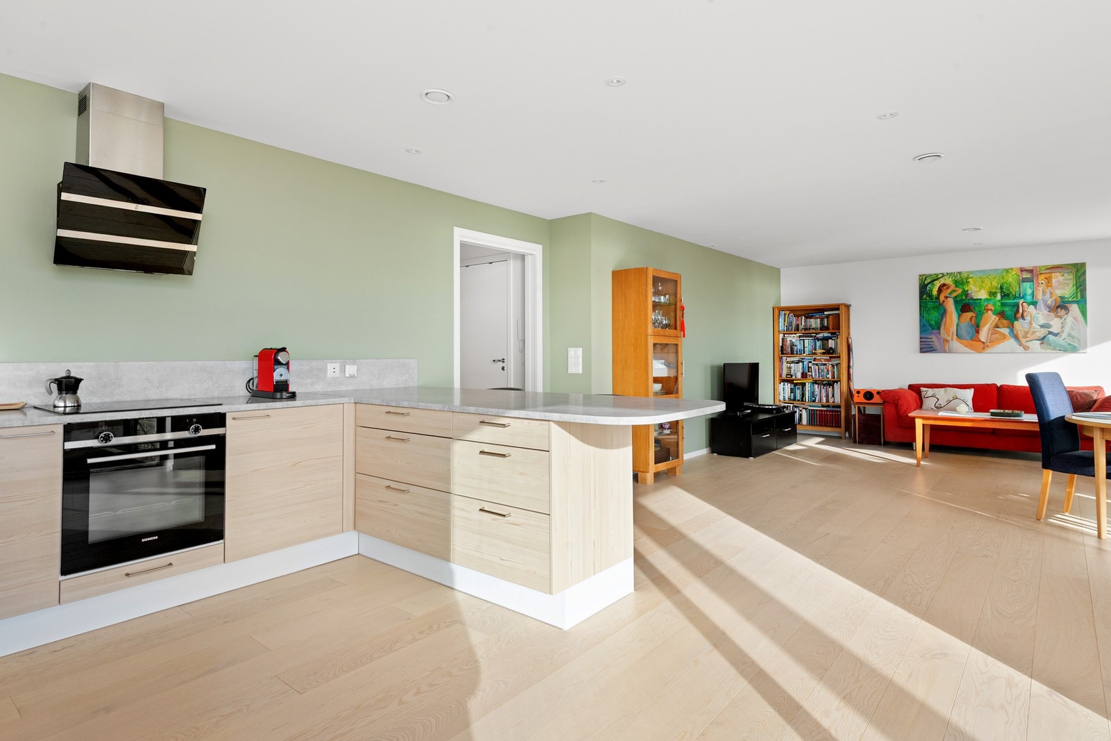 Stue og kjøkken fremstår romslig og funksjonelt med god plass til både sofagruppe og spisebord. Galleribilde