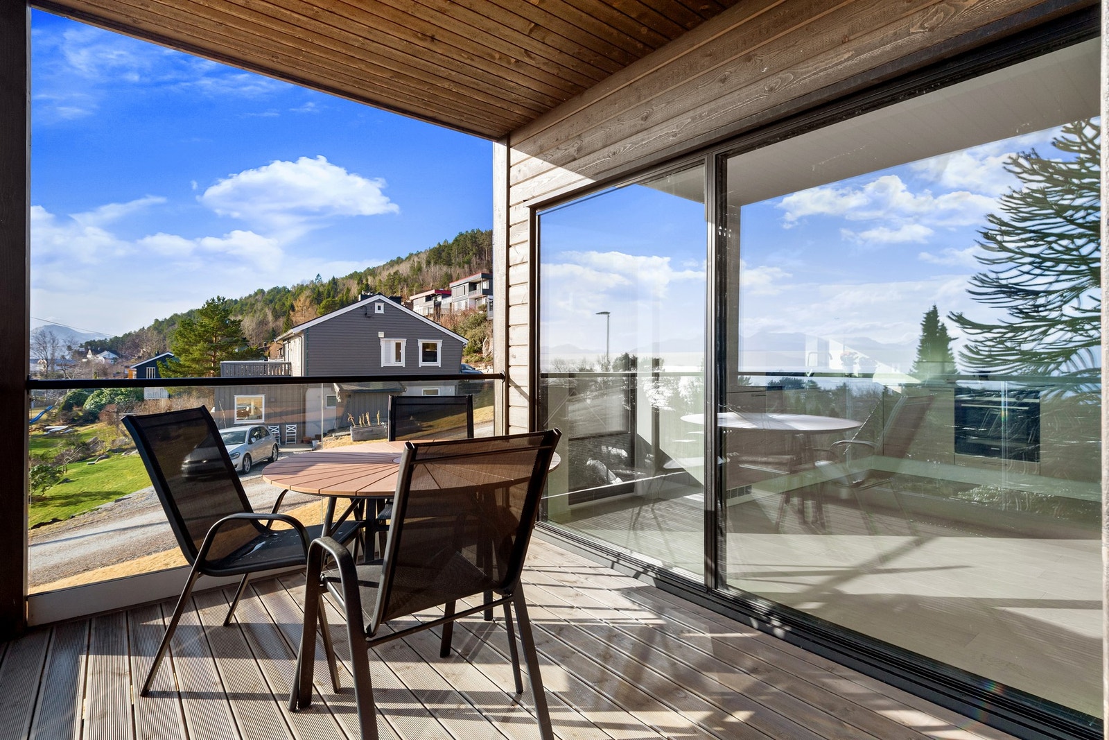 Balkongen gir god plass til utemøbler og fungerer som en naturlig forlengelse av oppholdsrommet i sommerhalvåret. Galleribilde