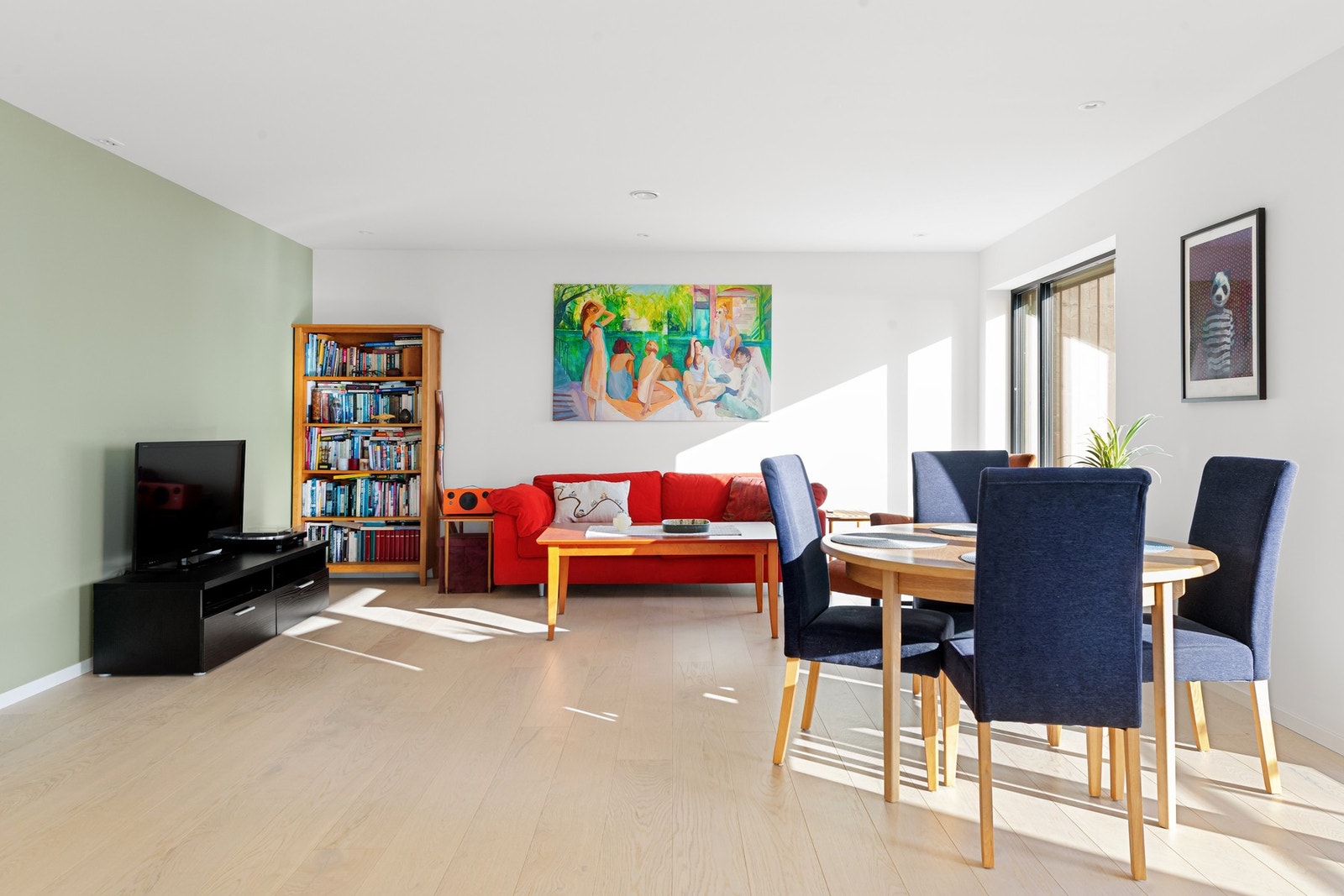 Leiligheten har vannbåren gulvvarme som gir jevn og behagelig oppvarming i oppholdsrommene. Galleribilde