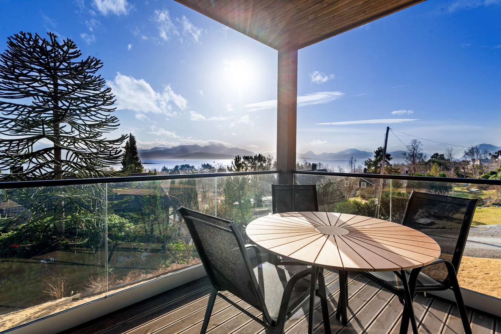 Fra stuen er det utgang til en sørvendt balkong på ca. 12 m² med fin utsikt og gode solforhold. Galleribilde