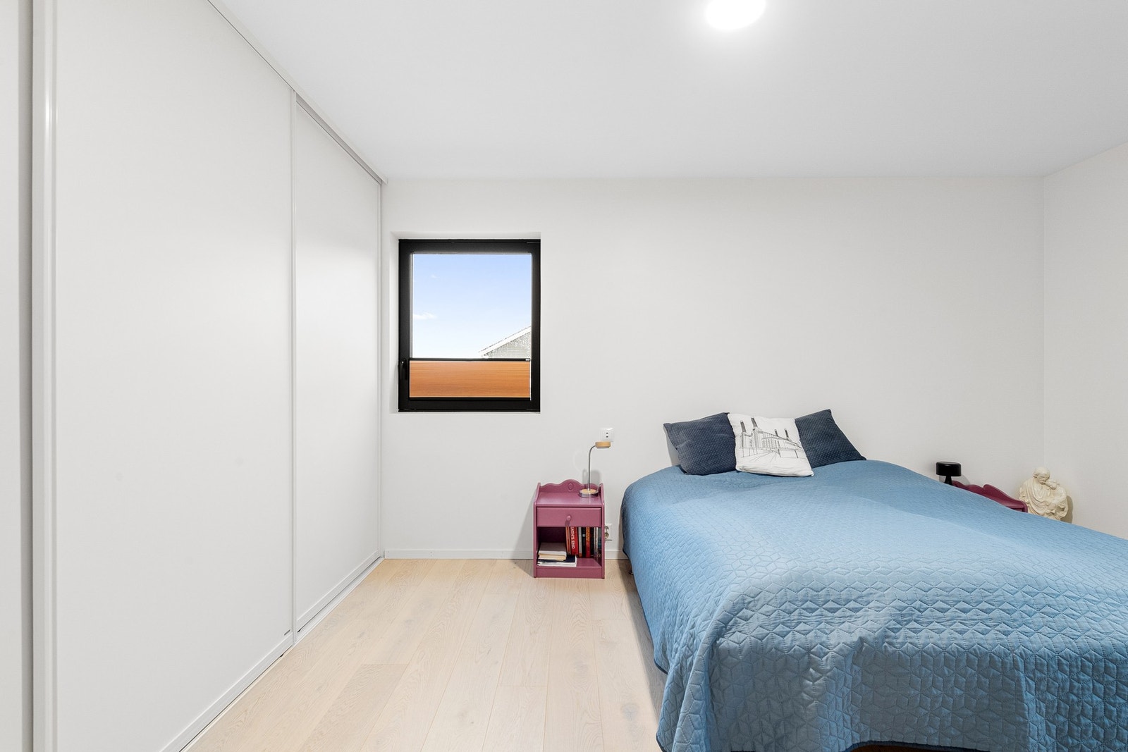 Stort hovedsoverom med tilhørende garderobeskap fra Langlo. Galleribilde