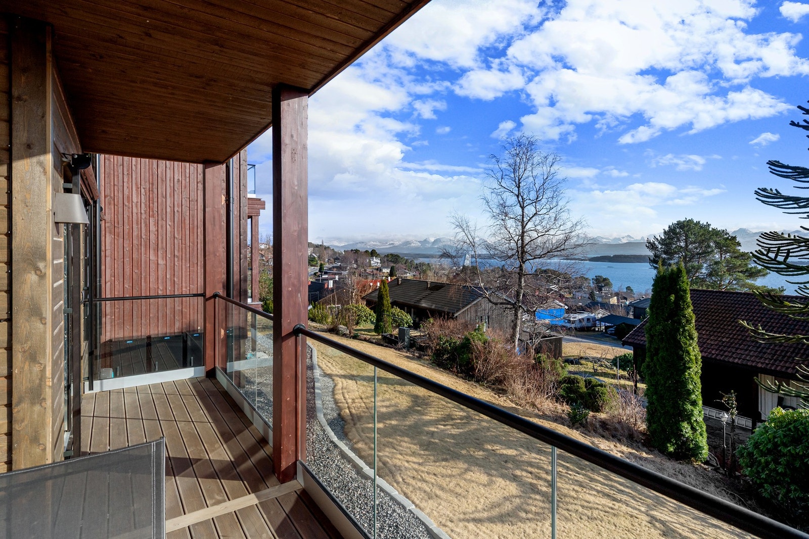 Pent opparbeidede uteområder rundt bygget med grøntarealer og gode solforhold. Galleribilde