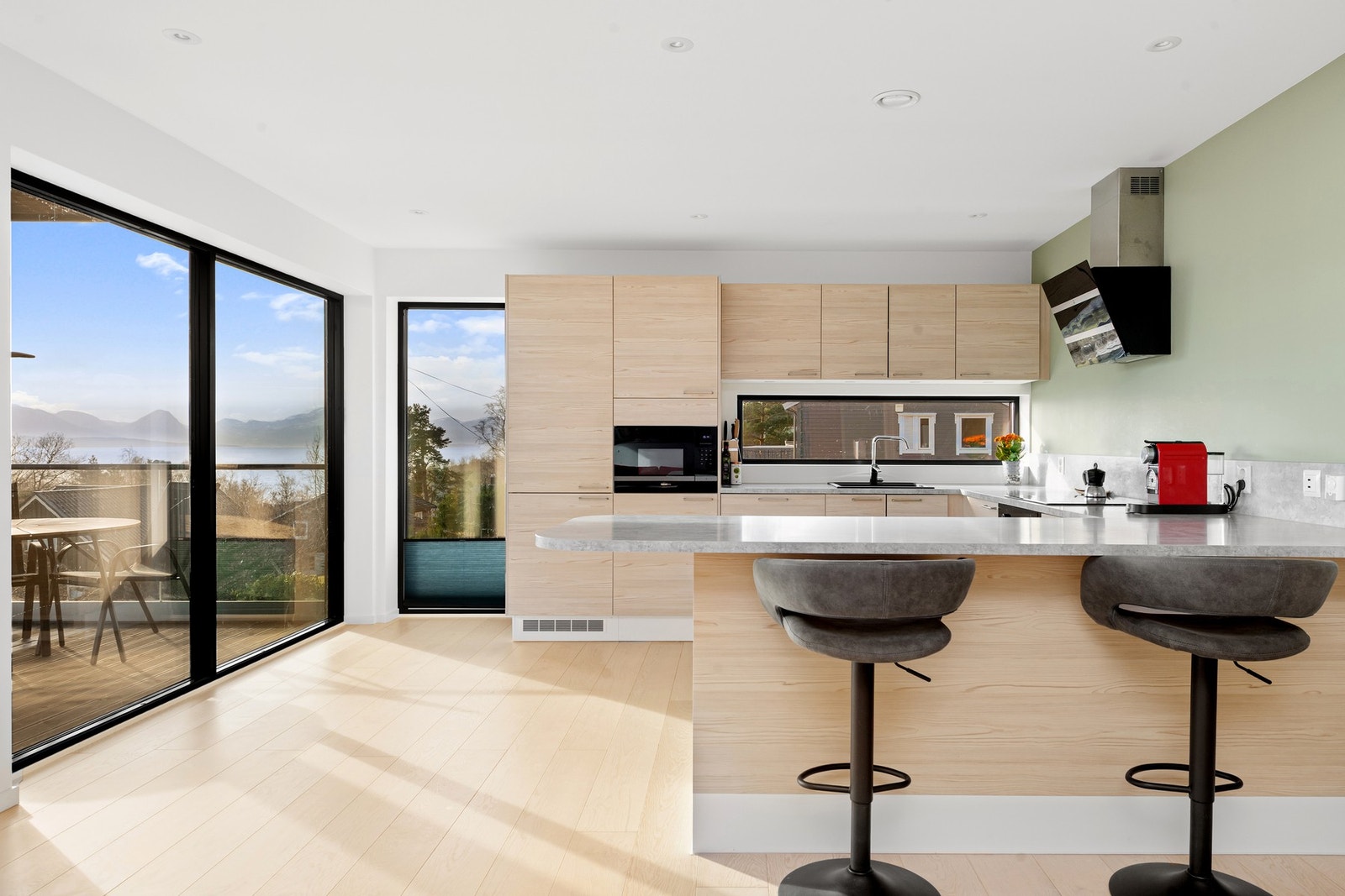 De store vindusflatene gir rikelig med naturlig lys og bidrar til en lys og trivelig romfølelse. Galleribilde