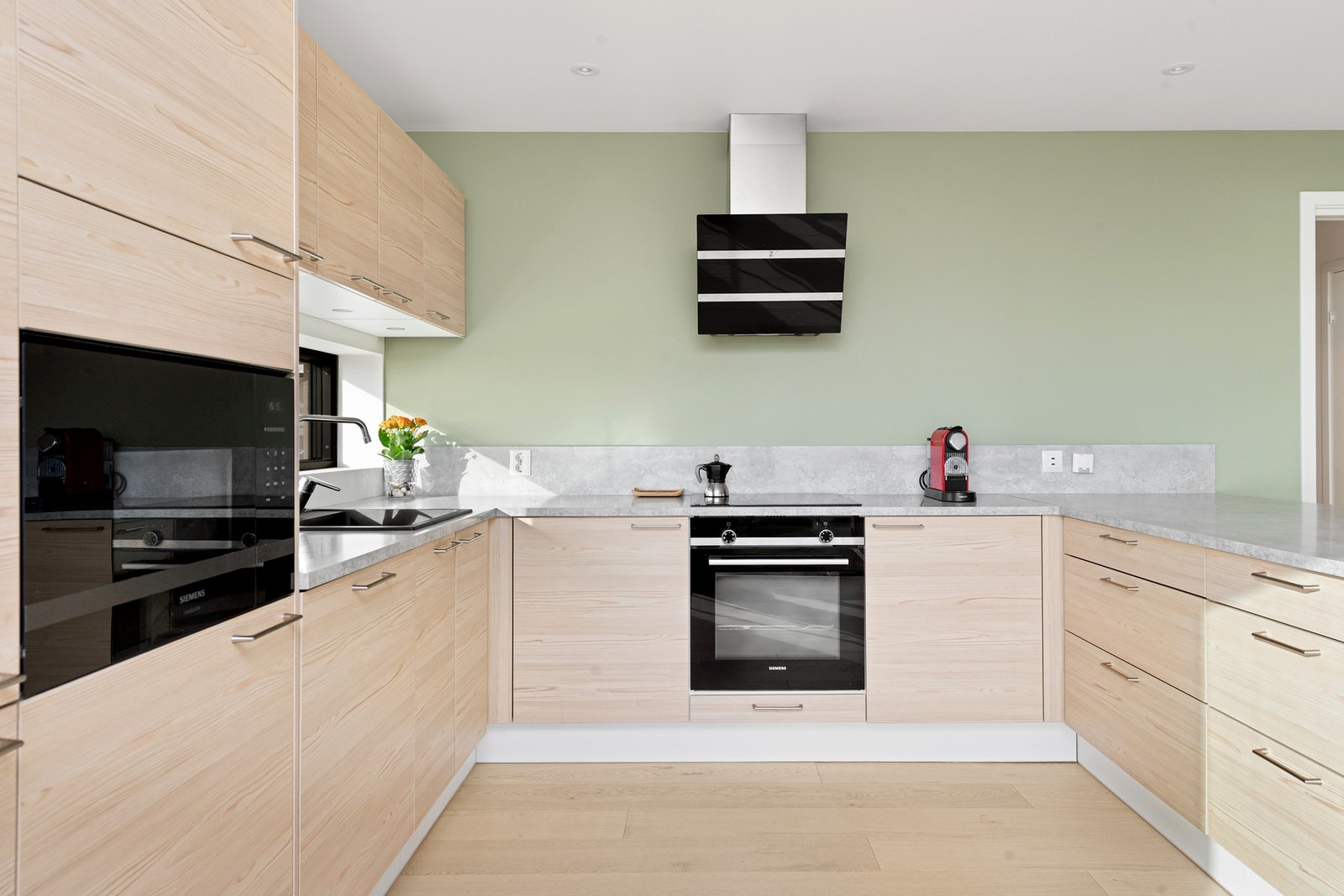 Kjøkkenet har moderne innredning fra Sigdal med glatte fronter, god skapplass og integrerte hvitevarer. Galleribilde