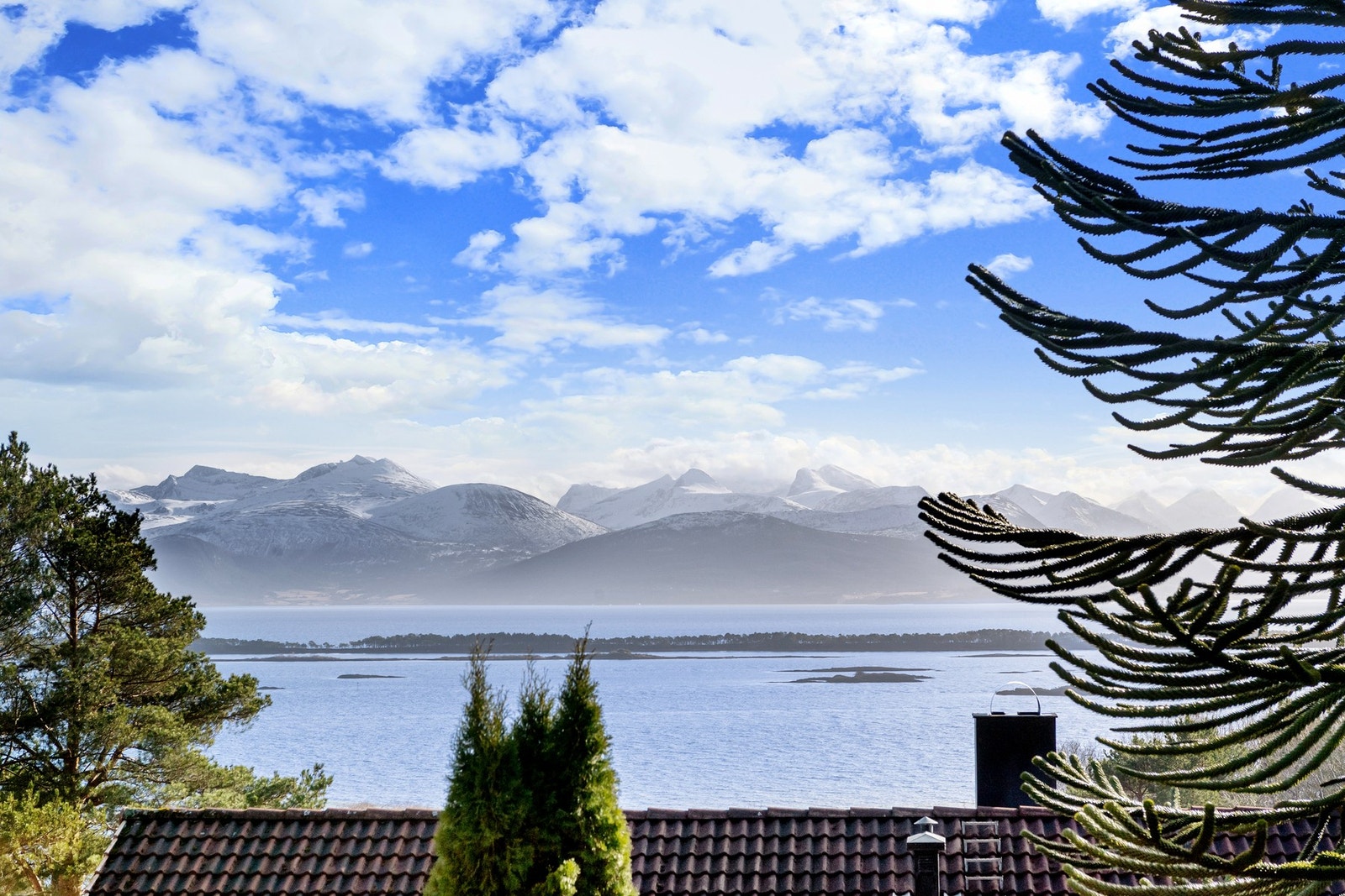 Fra leiligheten og balkongen er det fin utsikt mot fjorden og fjellene med lite innsyn fra naboer, og vei. Galleribilde