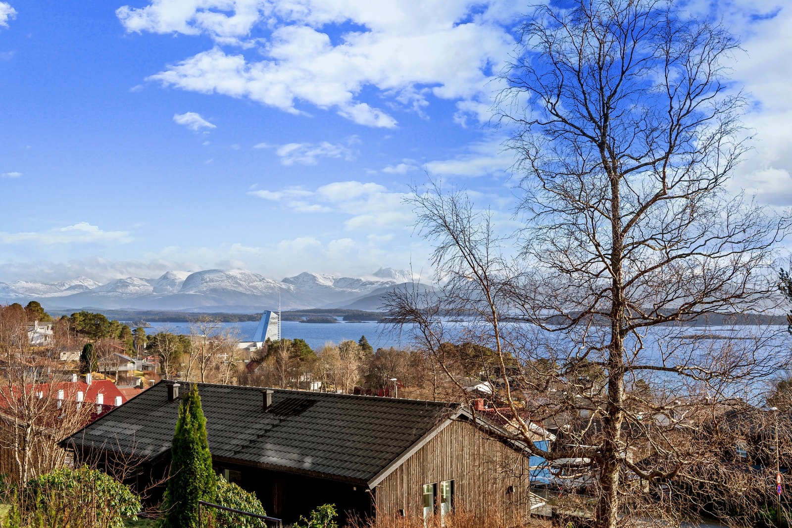 Eiendommen ligger i et etablert boligområde med kort vei til skoler, barnehager, Høgskolen i Molde og flotte turområder. Galleribilde