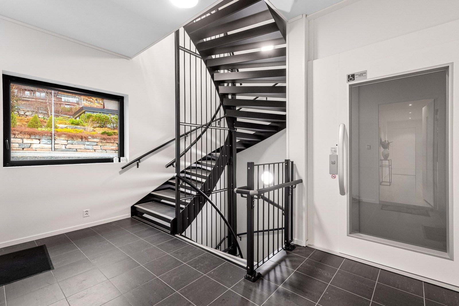 Sameiet består av kun fire seksjoner og gir et rolig og oversiktlig bomiljø. Det er installert heis i bygget. Galleribilde