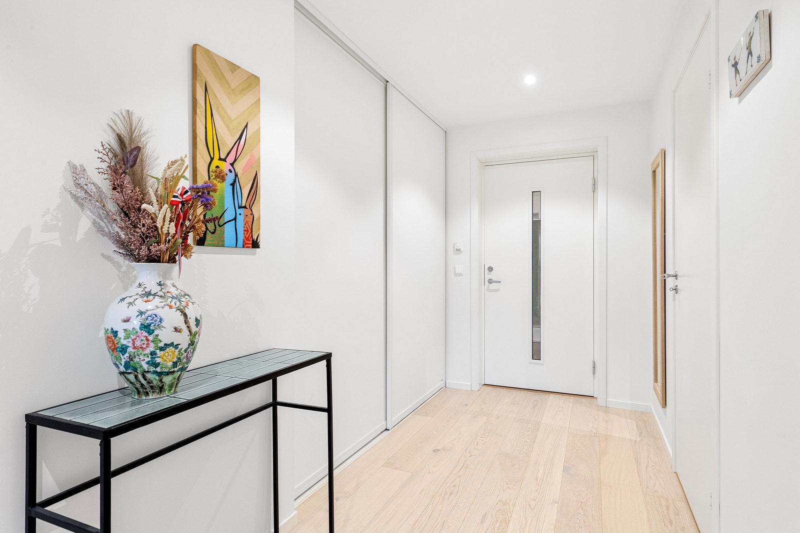 Fra inngangspartiet kommer man inn i en praktisk entré med gode oppbevaringsmuligheter for yttertøy og sko i tilhørende garderobeskap fra Langlo. Galleribilde