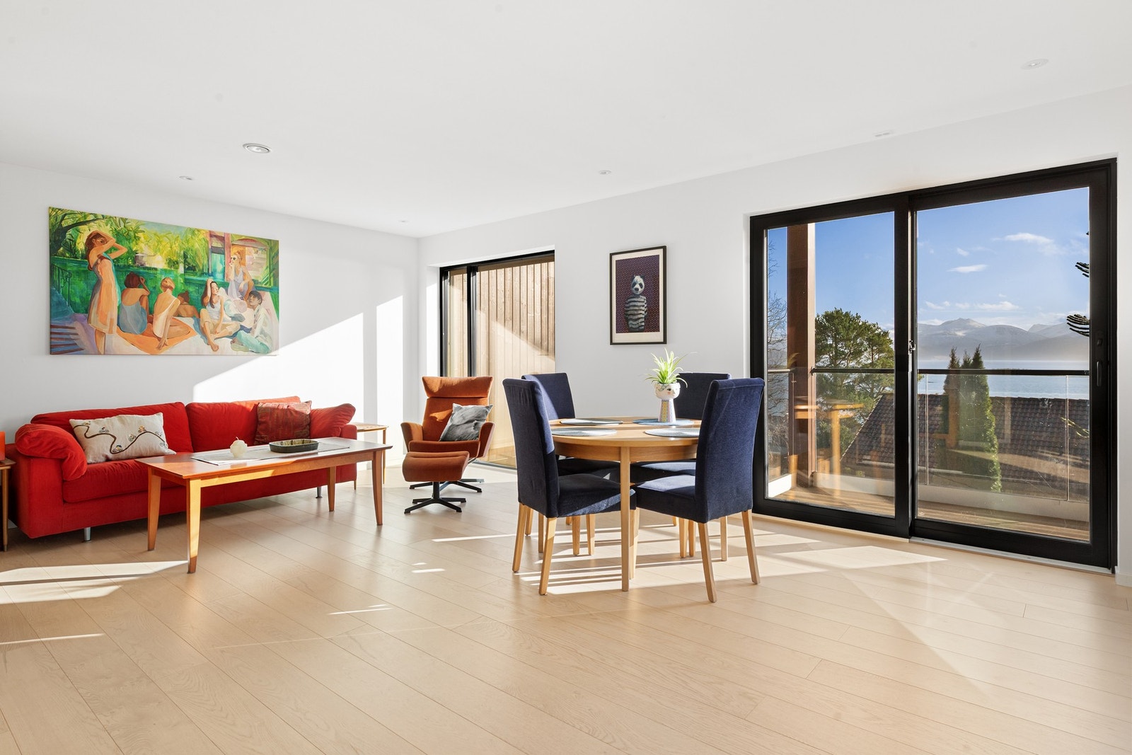 En moderne og stilren leilighet fra 2021 beliggende i et attraktivt og etablert boligområde, kun ca. 2,2 km fra Molde sentrum. Galleribilde