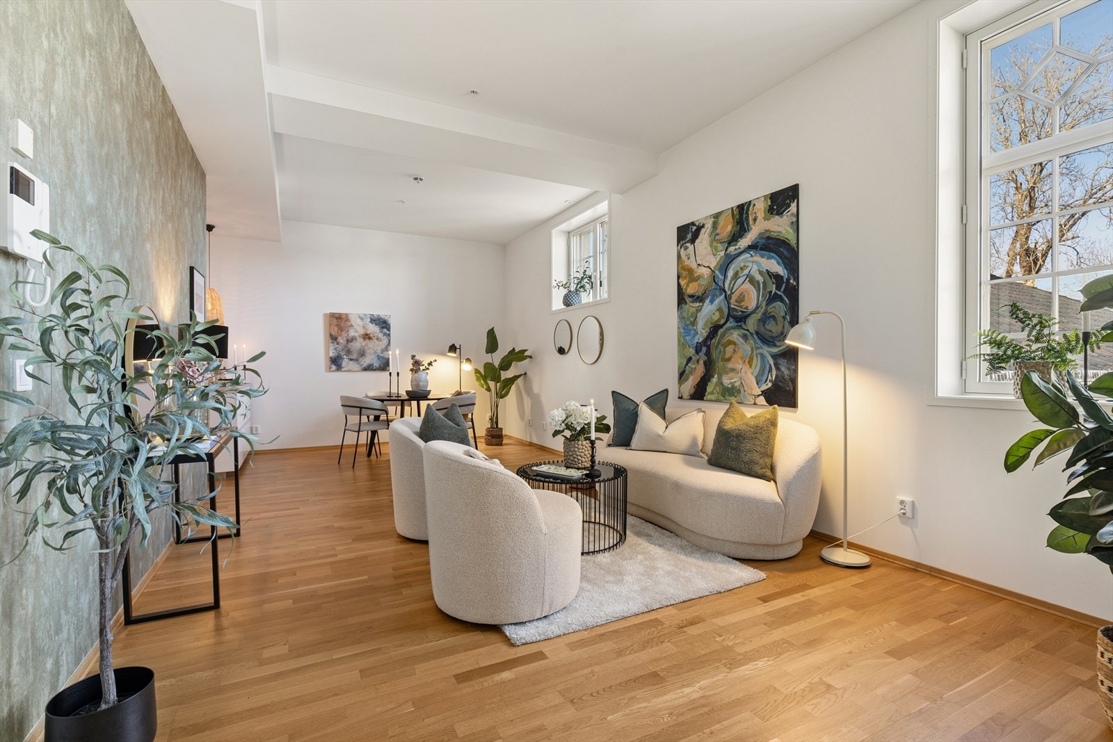 Imponerende takhøyde på 3 meter gir en god romfølelse. Galleribilde