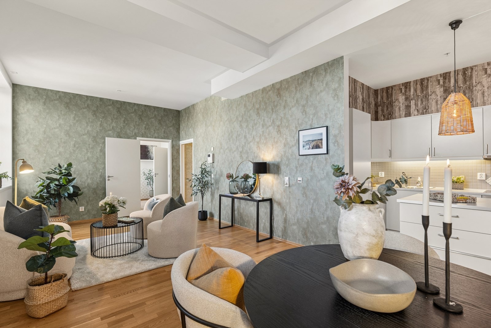 Et sosialt rom med åpen kjøkkenløsning. Galleribilde