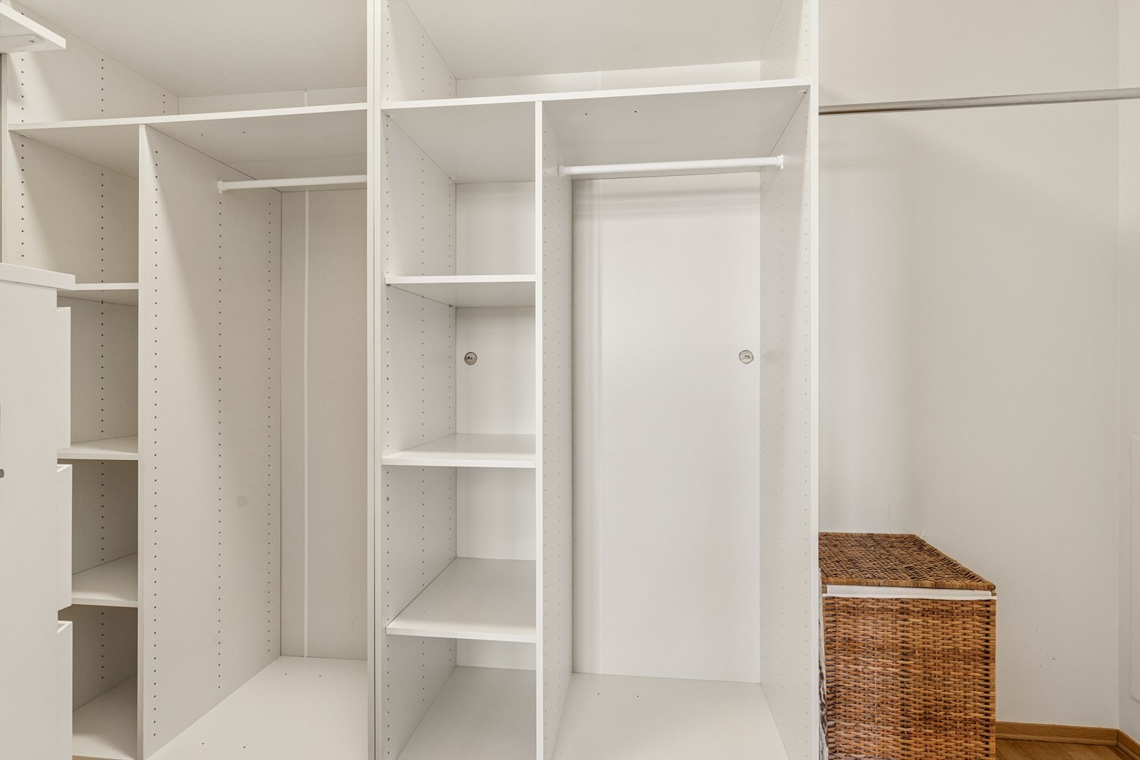 Adkomst til walk-In closet. Galleribilde