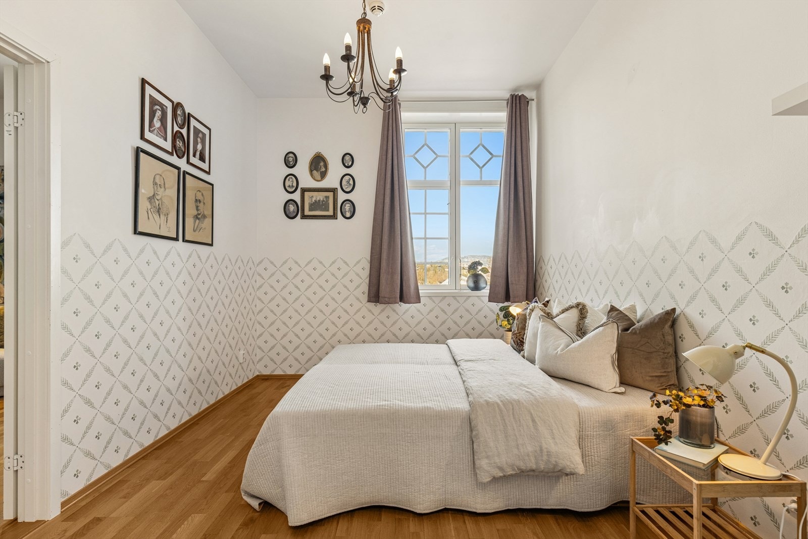 Romslig soverom med plass til dobbeltseng. Galleribilde