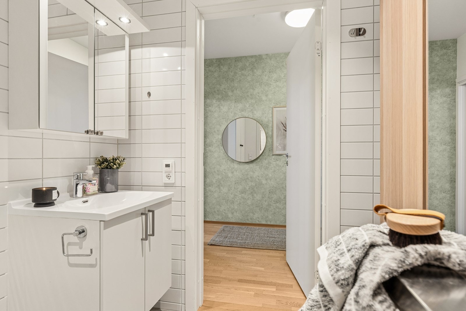 Opplegg til vaskemaskin og god skapplass. Galleribilde