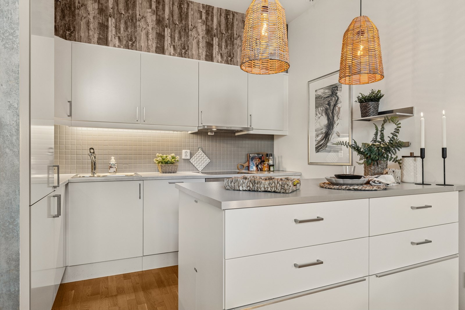 Velutstyrt kjøkken med integrerte hvitevarer. Galleribilde