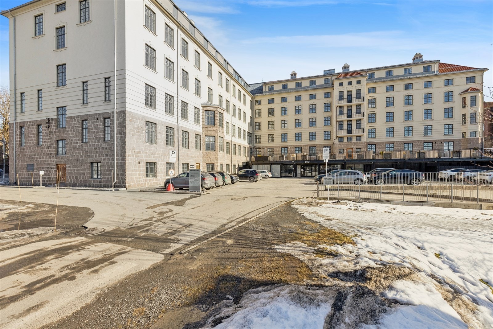 Ringhøyden er et fredet og historisk bygg fra 1921 som ble rehabilitert og modernisert i 2014. Galleribilde