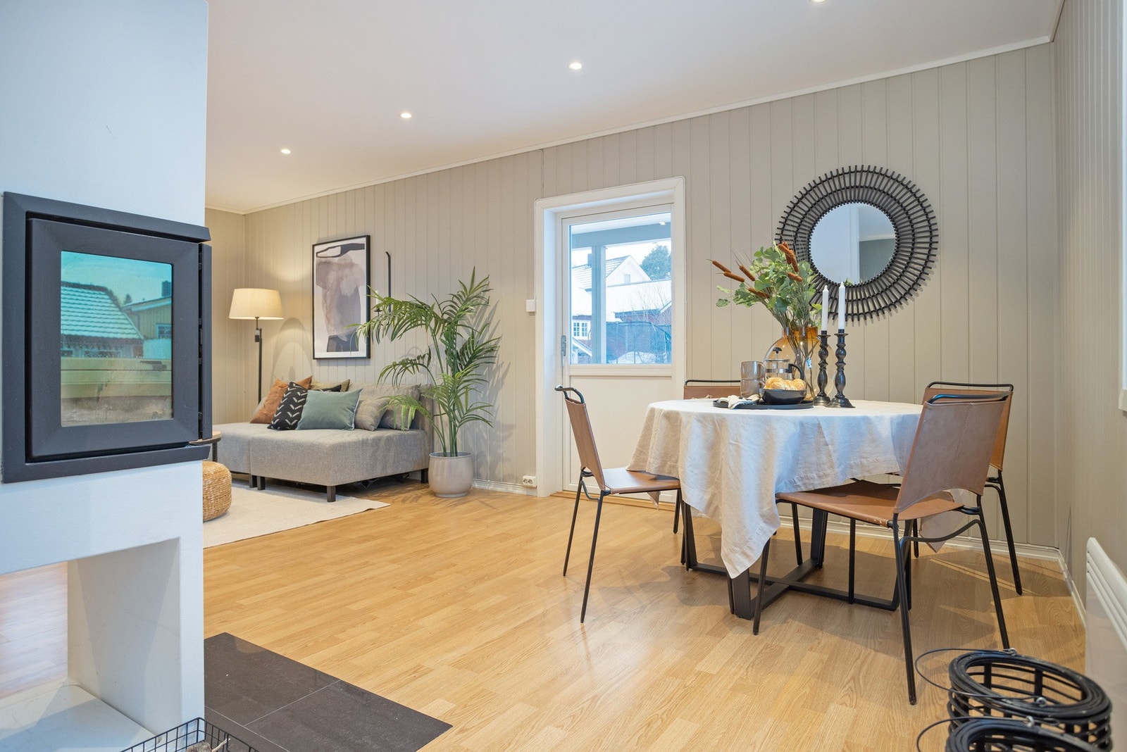 Koselig spisestue i forbindelse med kjøkkenet. Galleribilde