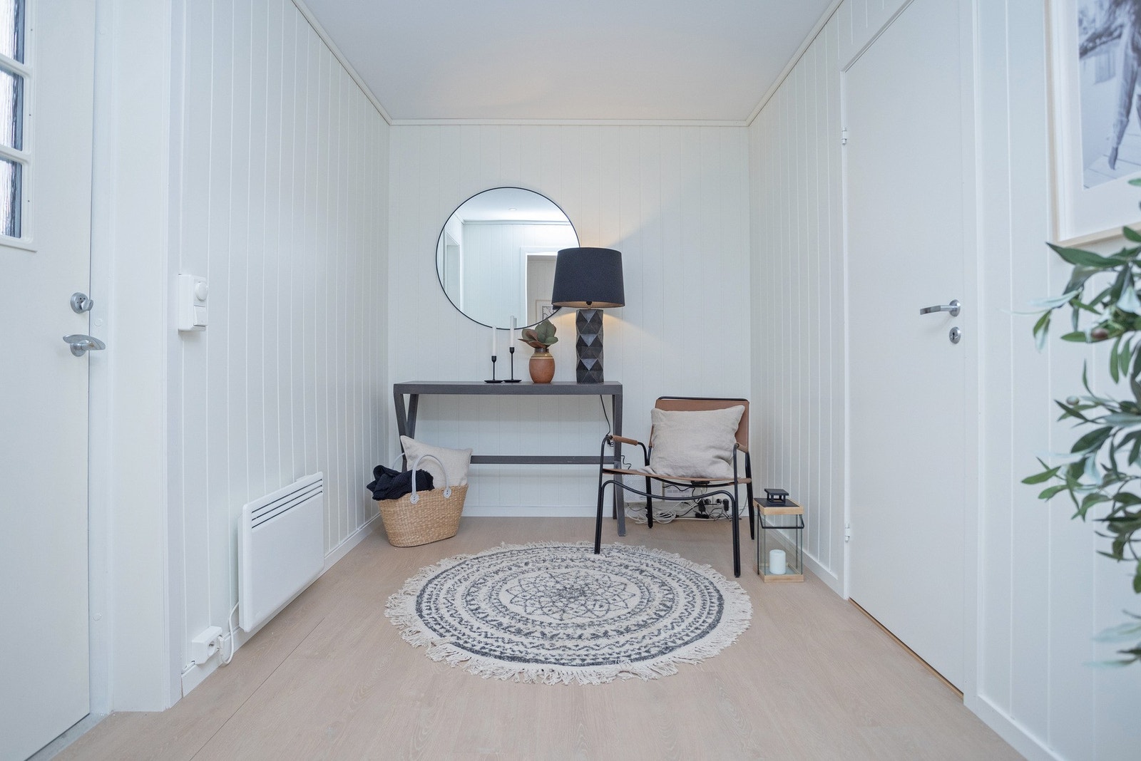 Innbydende entré med god plass til sko og yttertøy. Praktisk bod på 8 kvm innenfor entré. Galleribilde