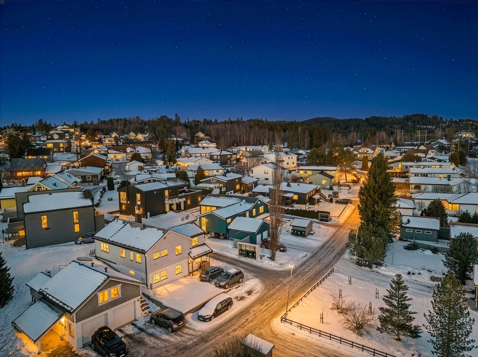 Dette er en hel, seksjonert enebolig med tilbaketrukket og familievennlig beliggenhet på Heimdal. Galleribilde