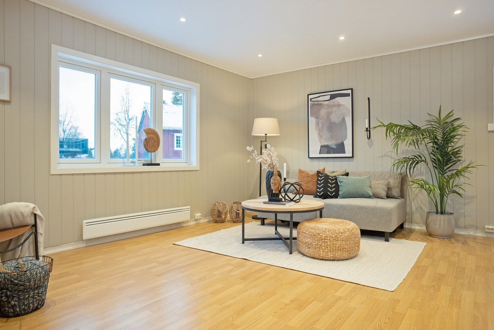 Det er god plass til både sofakrok og spisestue ved peisen. Galleribilde