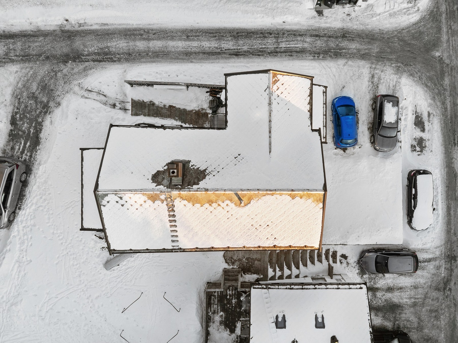 Boligen ligger i en rolig gate med lite trafikk. Galleribilde