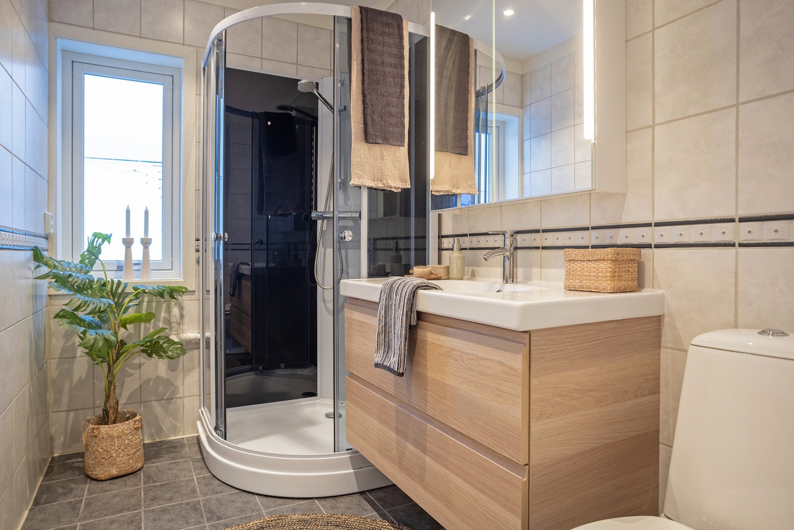 Flislagt bad med lun gulvvarme. Ny innredning og nytt dusjkabinett fra 2022. Galleribilde