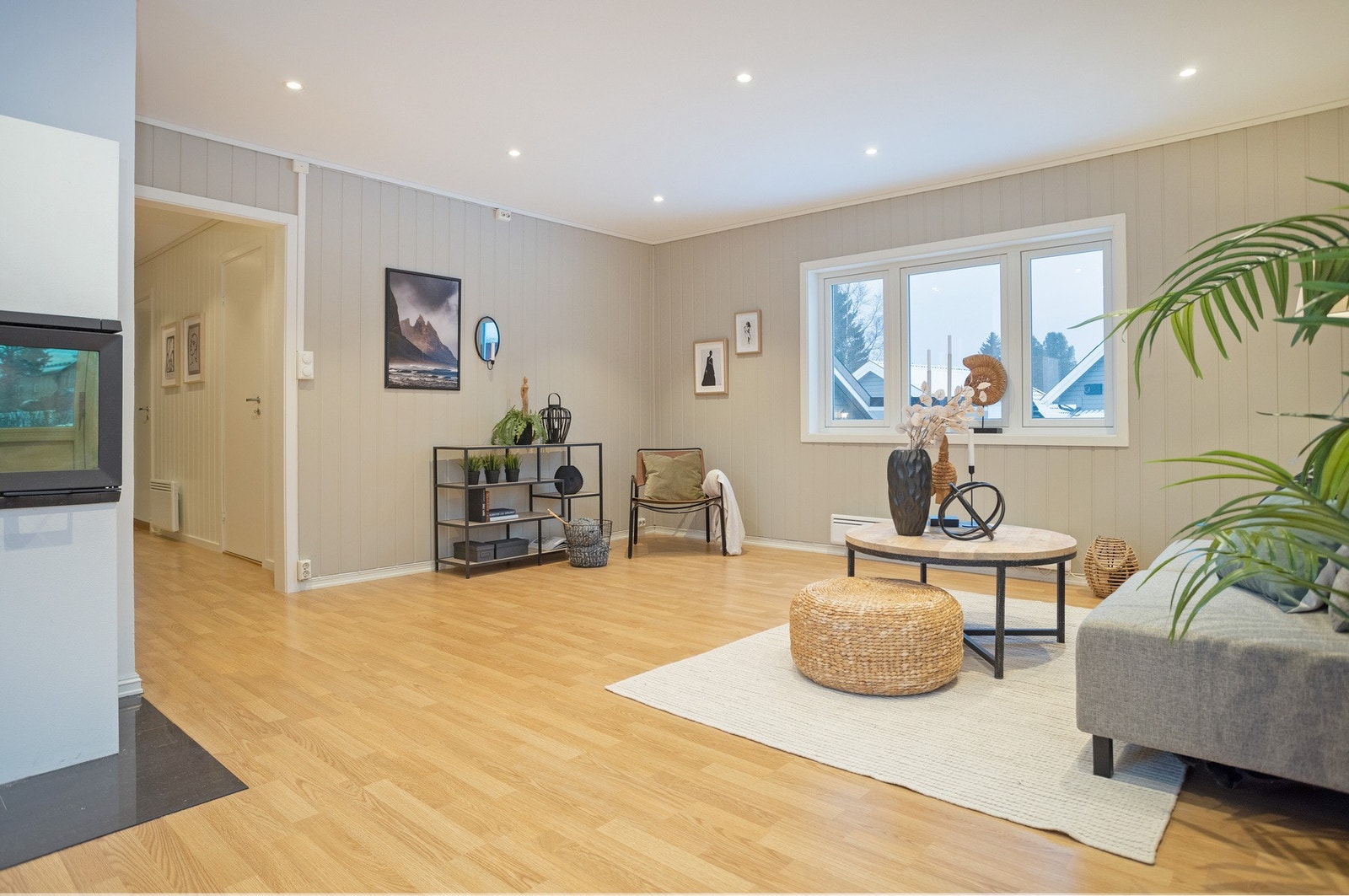 1. etasje består av en åpen stue-/kjøkkenløsning, tre soverom, bad og bod. Galleribilde