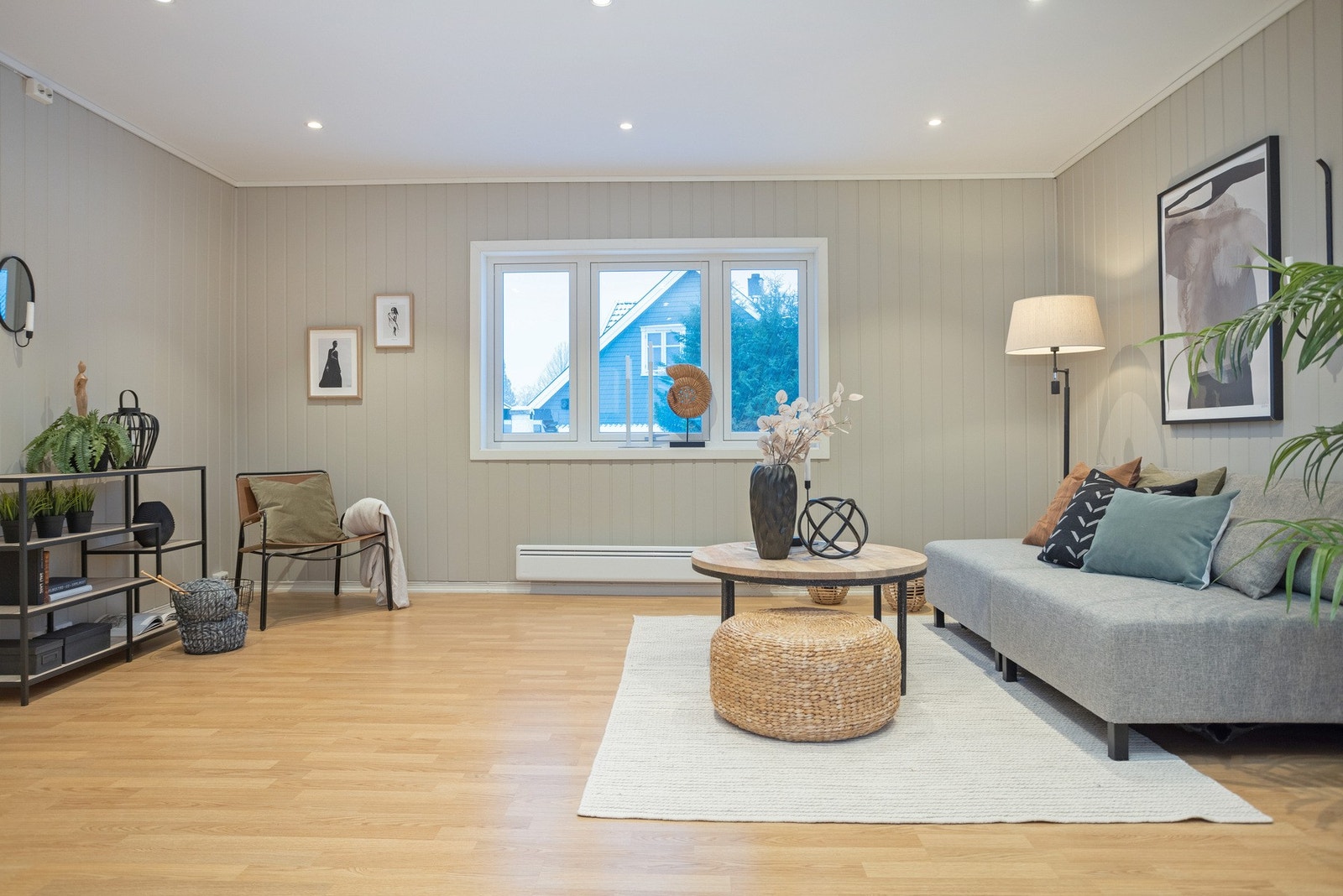 Stor og innbydende stue på 29 kvm med vedfyring og downlights i himling. Galleribilde