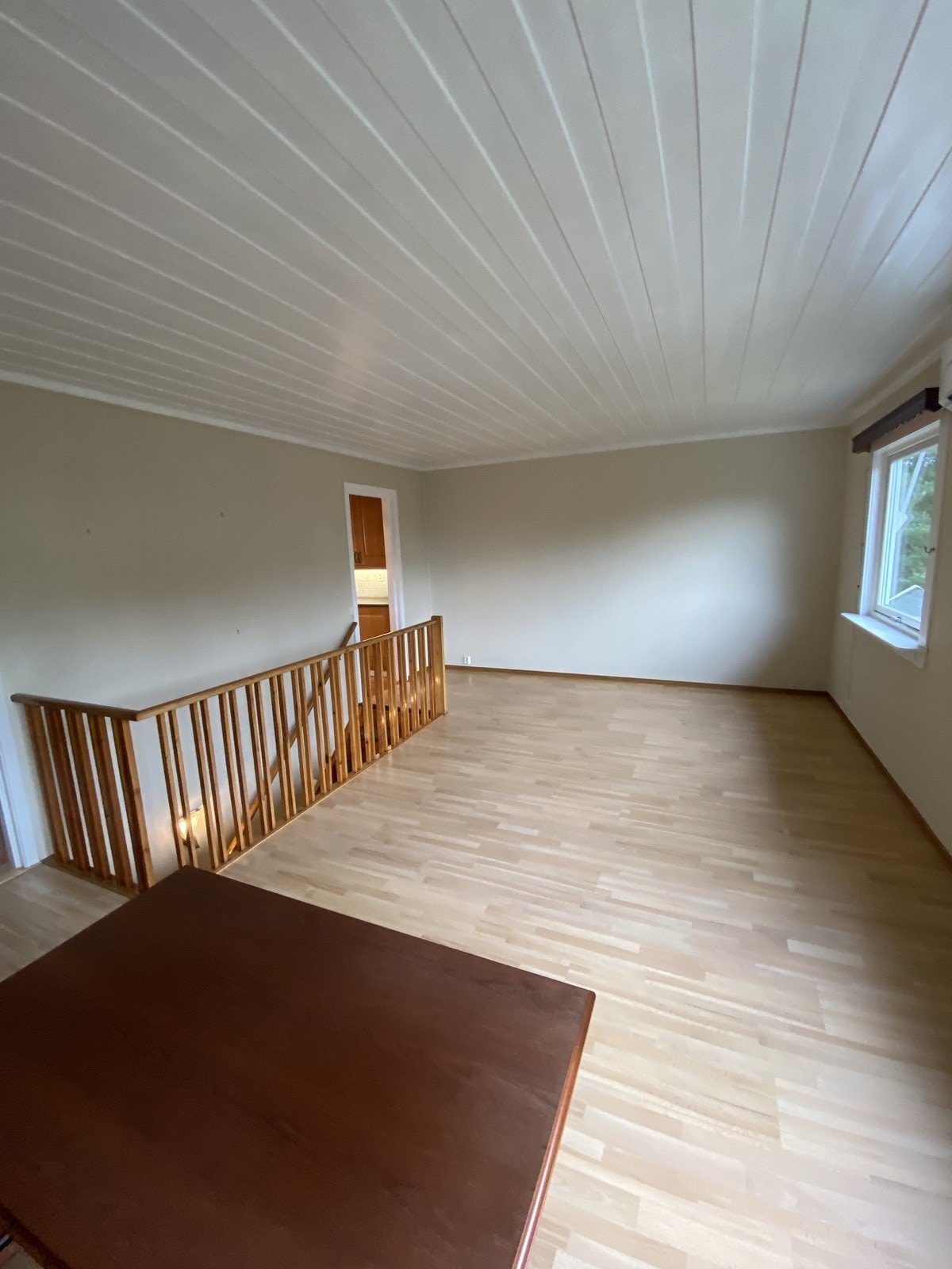 God plass til sofagruppe og spisebord. Galleribilde