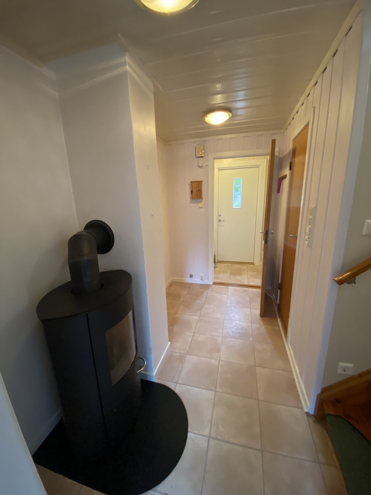 Flislagt entré og gang med peis. Galleribilde