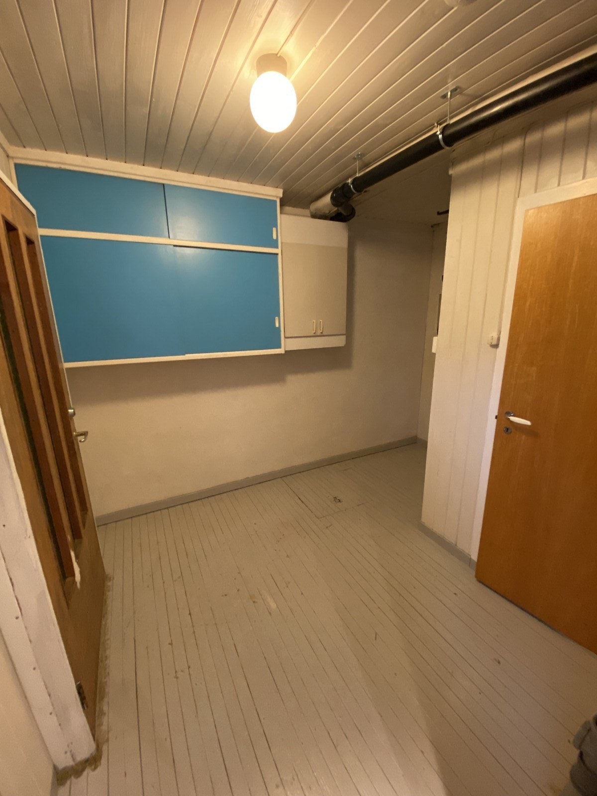 Utvendig bod med god oppbevaringsplass. Galleribilde