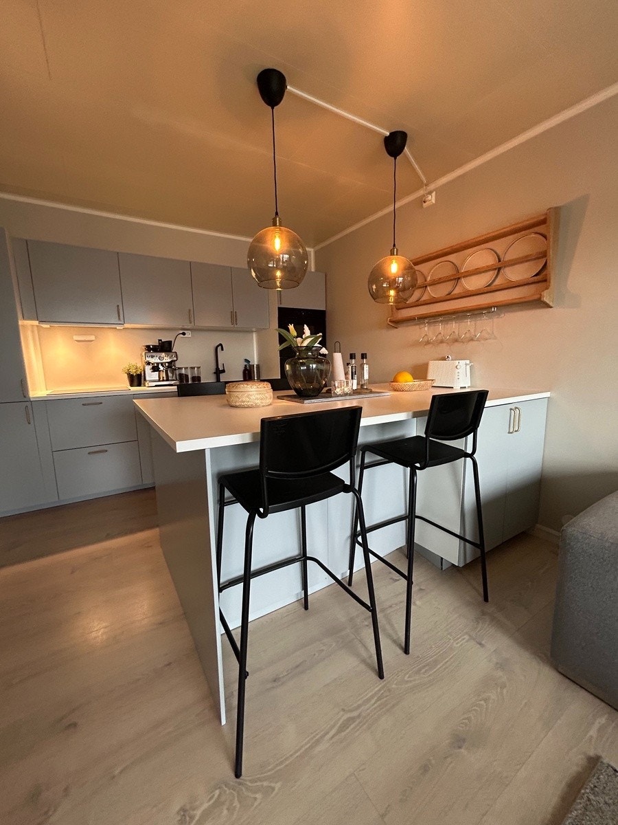 Kjøkkenet inneholder kjøleskap, fryser, induksjonsplate, kjøkkenvifte, mikrobølgeovn, stekeovn, oppvaskmaskin og svært romslig kjøkkenøy for oppbevaring. Galleribilde