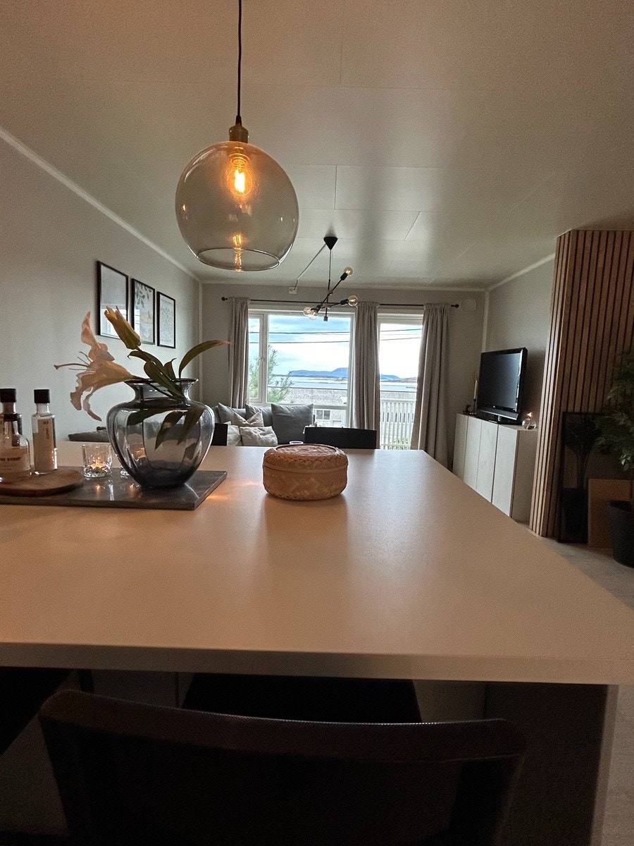 Romslig kjøkkenøy med både oppbevaring og fire sitteplasser. Galleribilde
