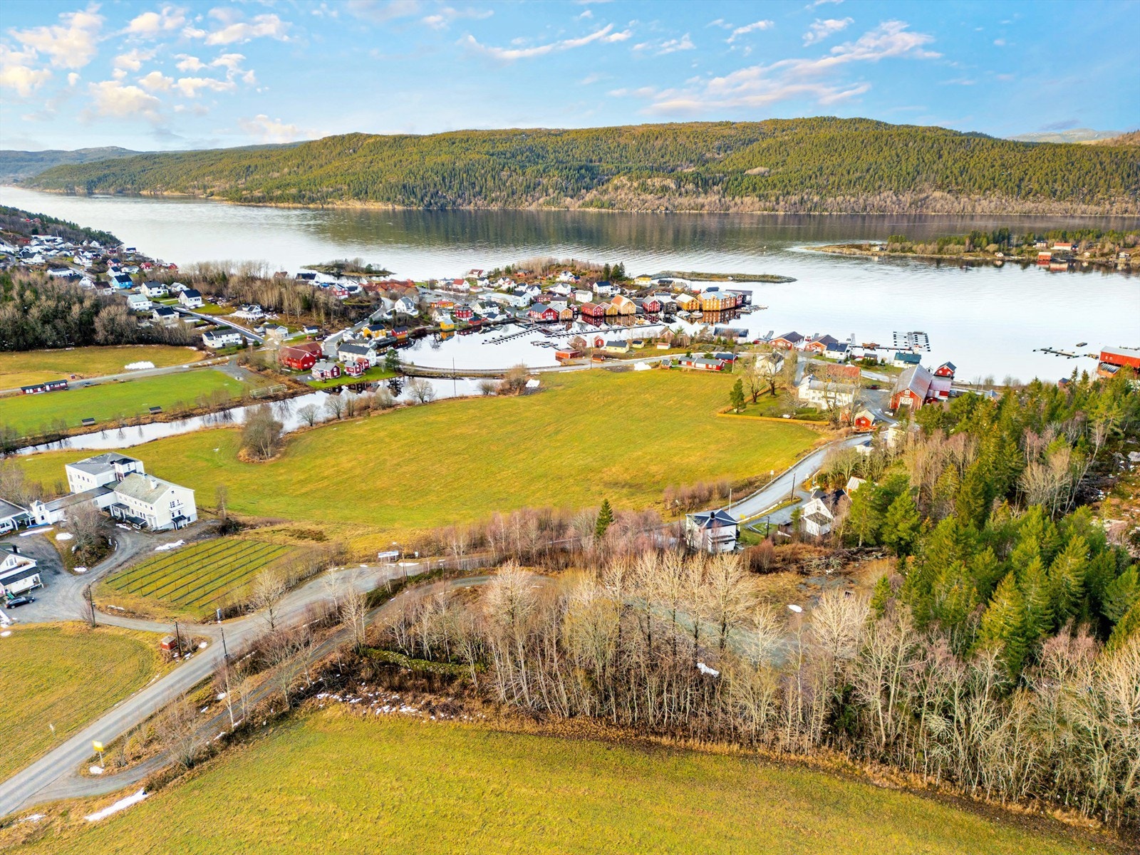 For den aktive finner man Råkvåg stadion like i nærheten. Råkvåg byr på naturskjønne omgivelser, med både nærhet til sjø og flotte turmuligheter. Galleribilde