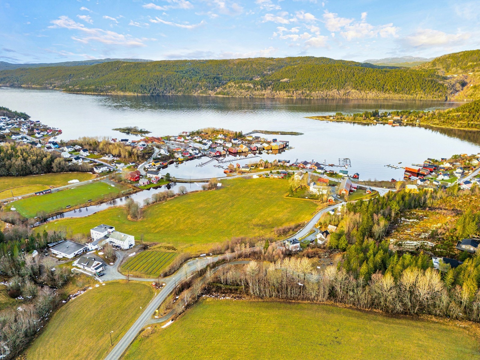 Ønsker man en dukkert byr Råkvåg på Øyskjæret badeplass, like gøy for store som for små. Galleribilde