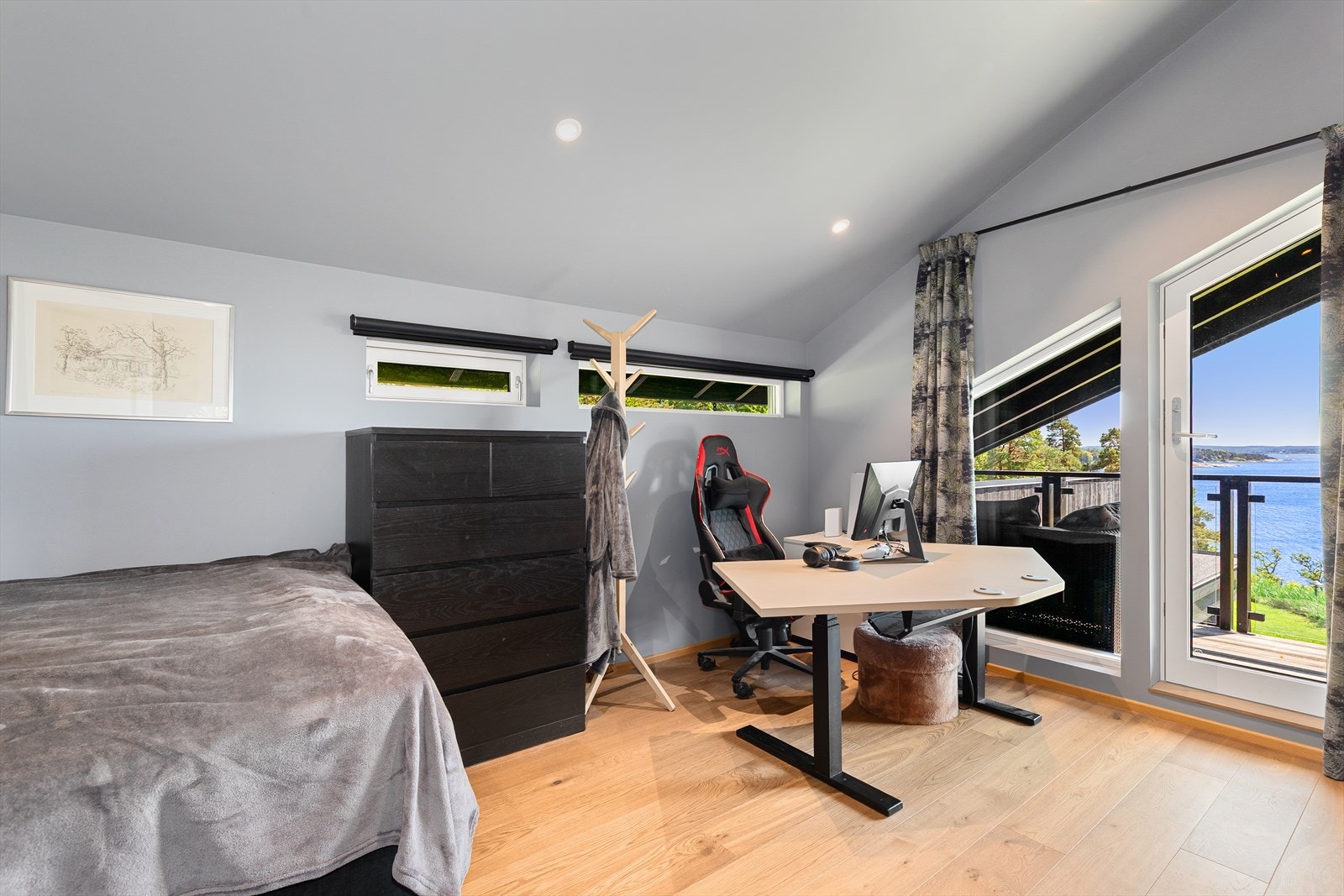 Det er tilgang til verandaen fra ett av soverommene og fra loftstuen. Galleribilde