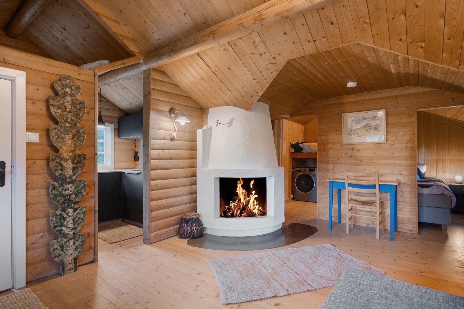 En flott peis er plassert sentralt i rommet. Galleribilde