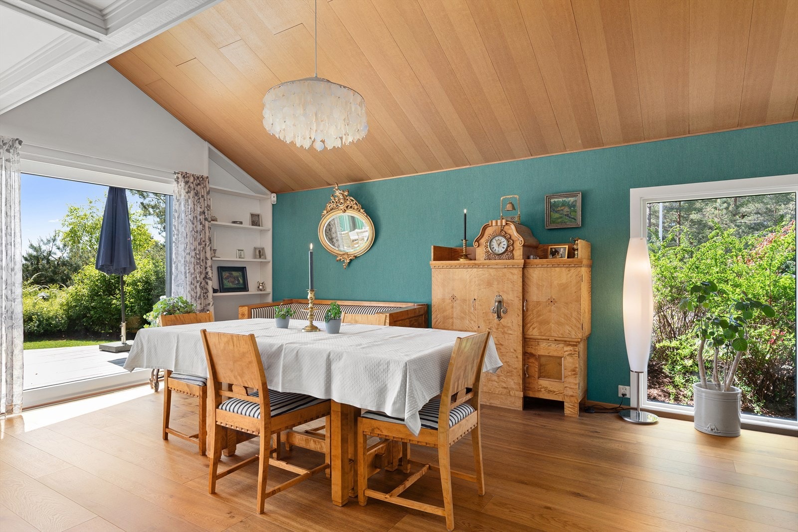 Store skyvedører fra spisestuen slipper inn rikelig med lys og leder ut til terrassen. Galleribilde