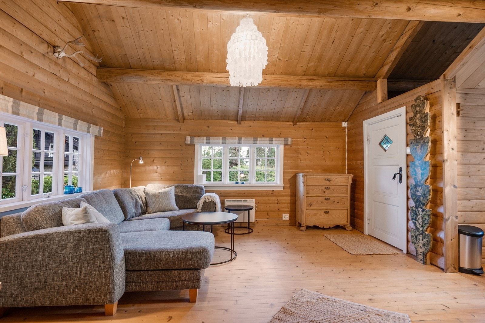 Gjesteboligen inneholder entré, stue, kjøkken, bad og to soverom. Galleribilde