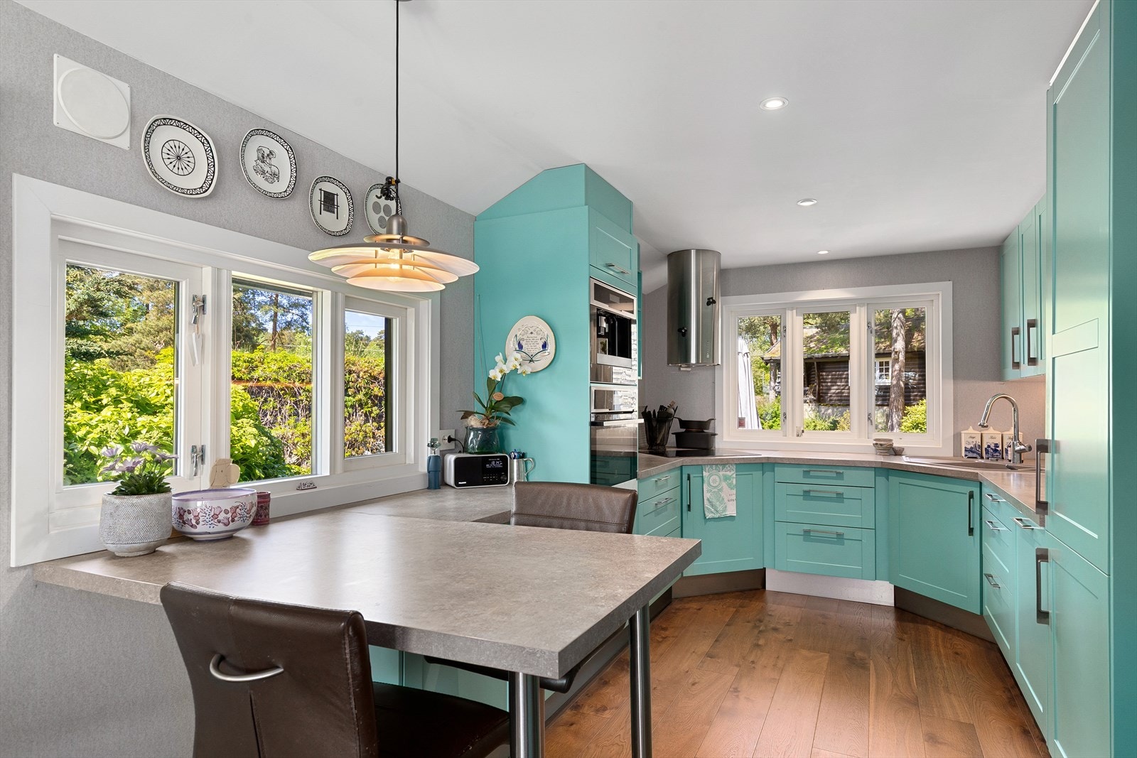 Sigdal kjøkkenet er fra 2017 med profilerte fronter. Hvitevarer er fra kvalitetsmerkene Liebherr og Electrolux. Galleribilde