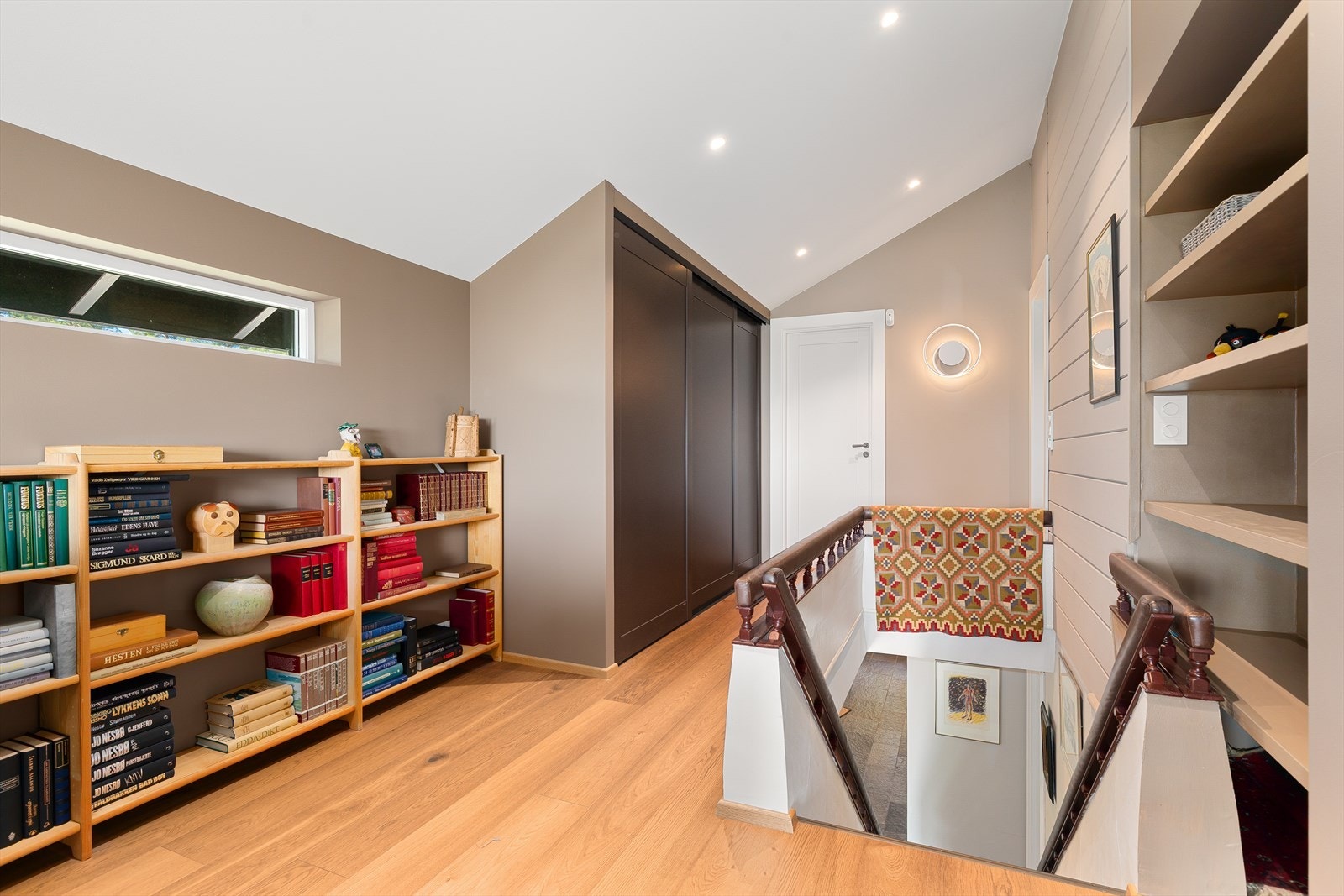 I 2023 ble 2. etasjen totalrenovert med nytt tak med oppløft, downlights og ny rominndeling. Skyvedørsgarderobene er fra kvalitetsmerket Langlo. Galleribilde