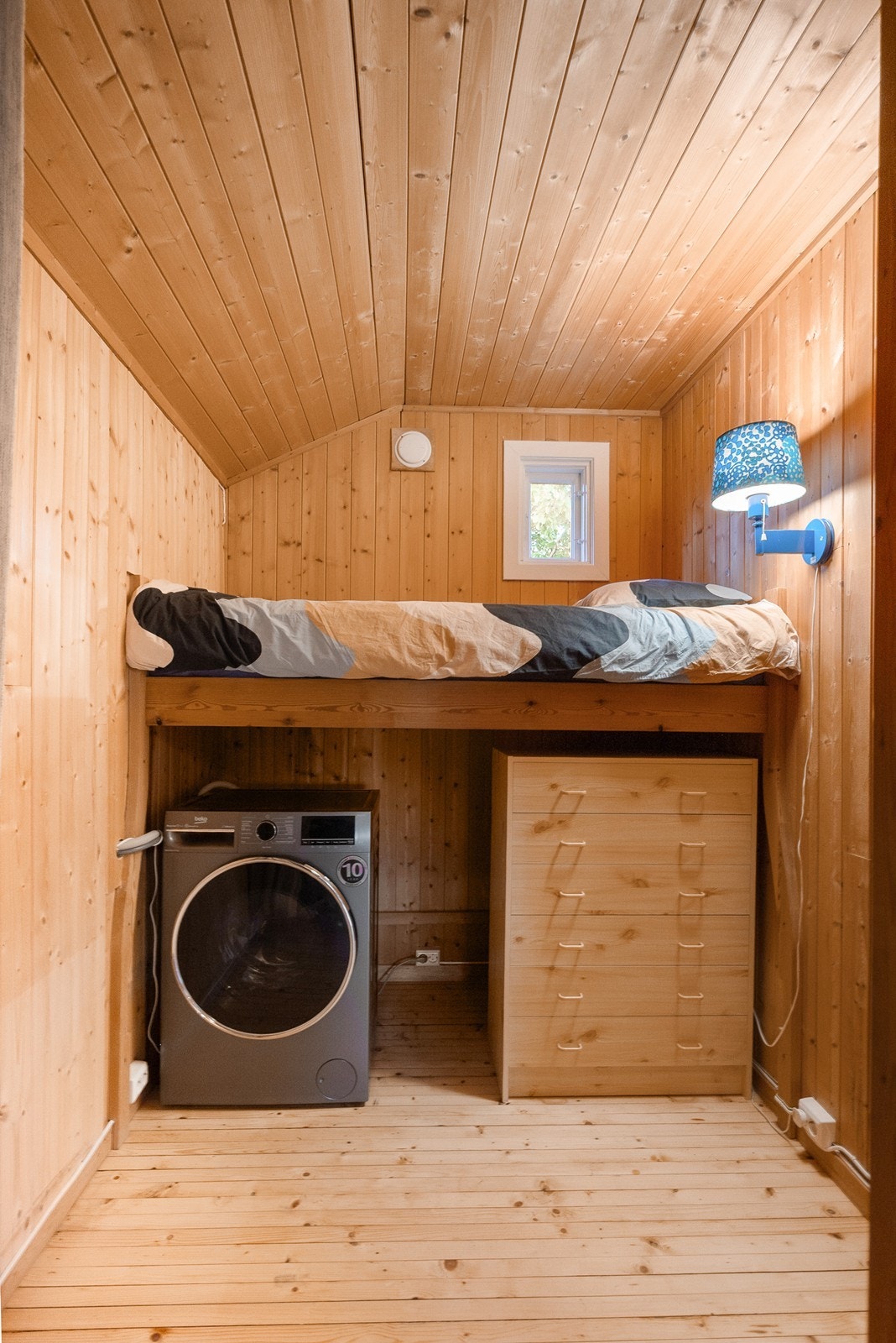 Rom to er innredet med køyeseng og her er vaskemaskin plassert. Galleribilde