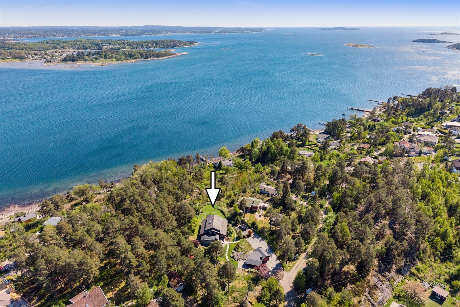 Stenkjelen ligger i naturskjønne og attraktive Larkollen, i rolige omgivelser og samtidig med kort vei til alt området har å by på. Det er gangavstand til strand og flotte turområder. Galleribilde