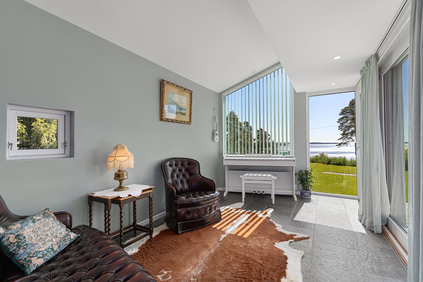 Boligen ble utvidet med en hagestue i perioden 2019-2020 - et lyst og innbydende rom med direkte adkomst til uteplassen og hagen. Galleribilde