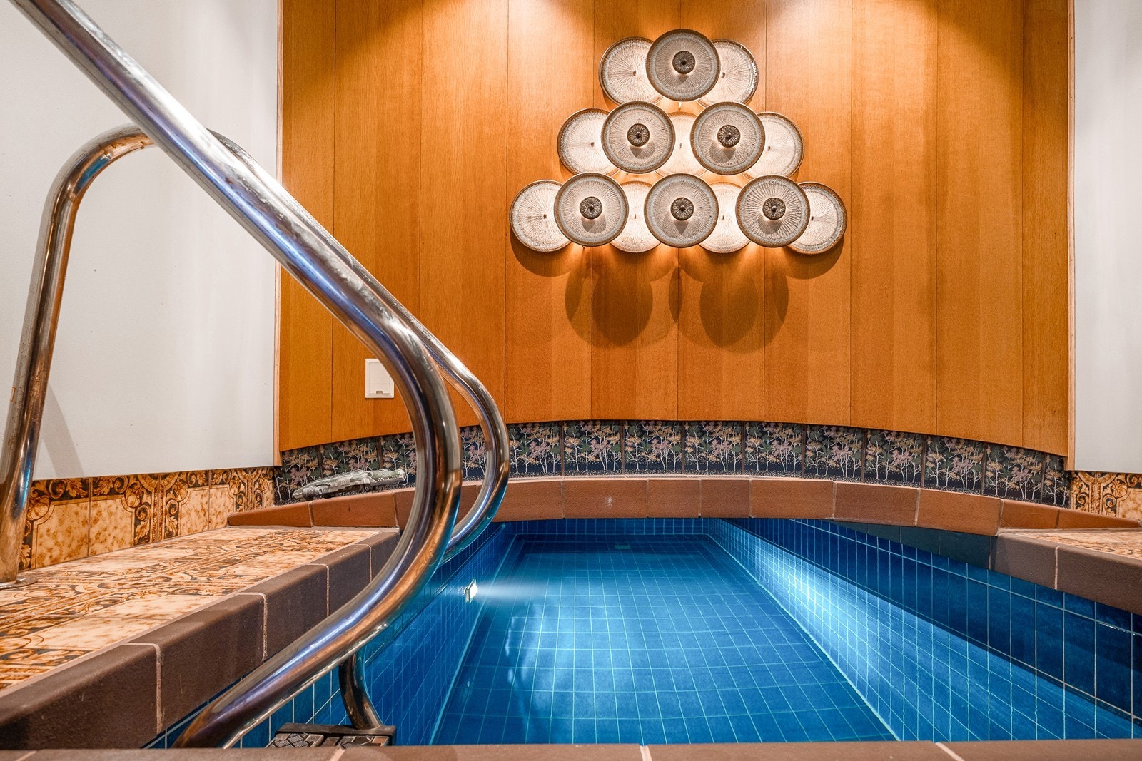 I 2021 ble nytt teknisk utstyr til basseng skiftet ut med ny temperaturmåler, sandfiltreringstank og rør mv, alt fra Bassengspesialisten. Det ble også pusset opp med ny fuging rundt flisene, nytt tak med downlights og ny skyvedør av glass. Galleribilde