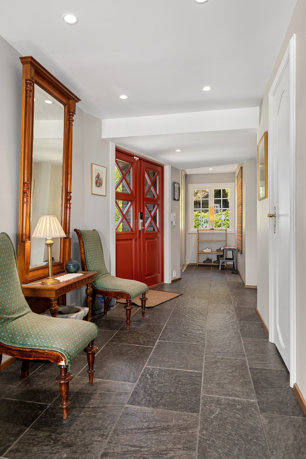 Entréen fremstår lys og praktisk med skifer, gulvvarme og downlights i taket. Galleribilde