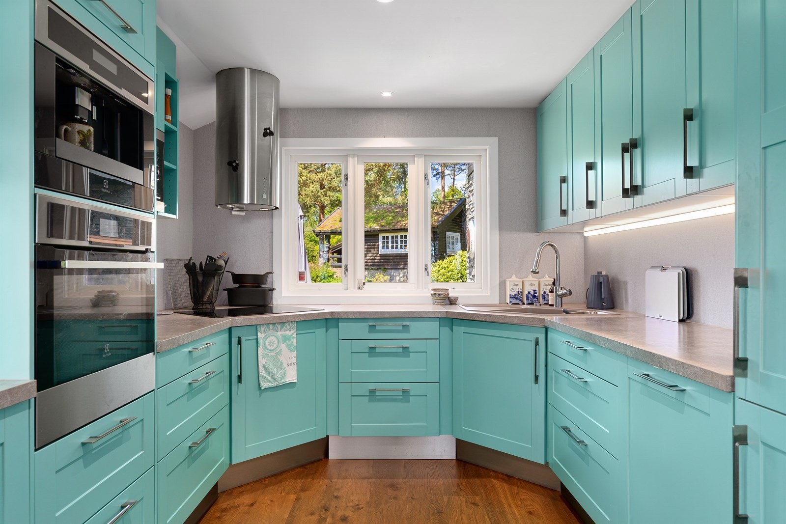 Integrerte hvitevarer består av komfyr, platetopp, mikrobølgeovn, kaffemaskin, oppvaskmaskin og kjøl-/fryseskap. Galleribilde